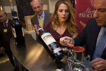 Eric Robertazzi ha certificato l’uscita e la partenza dalla cantina di Castelgiocondo delle prime 5 bottiglie doppie magnum di Brunello 2005 Frescobaldi